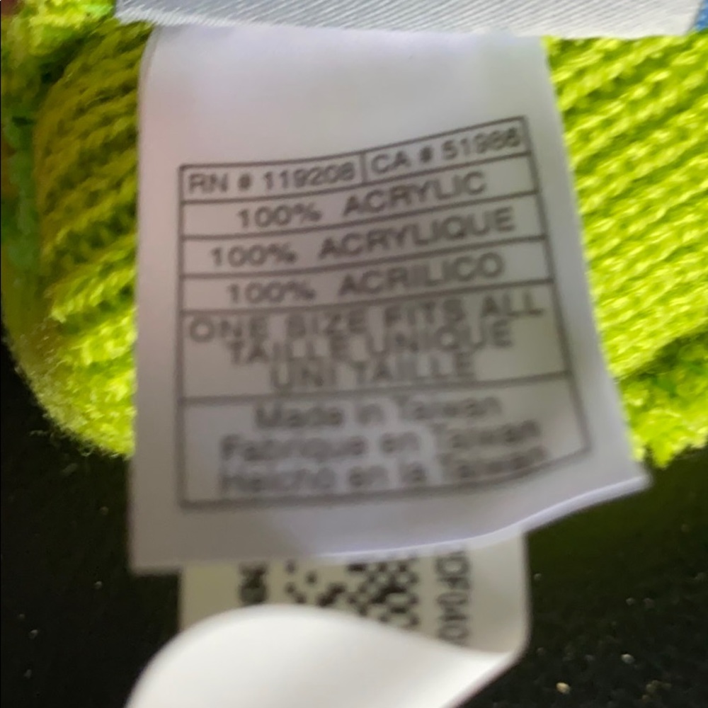 Women’s Reebok winter hat - Picture 6 of 7
